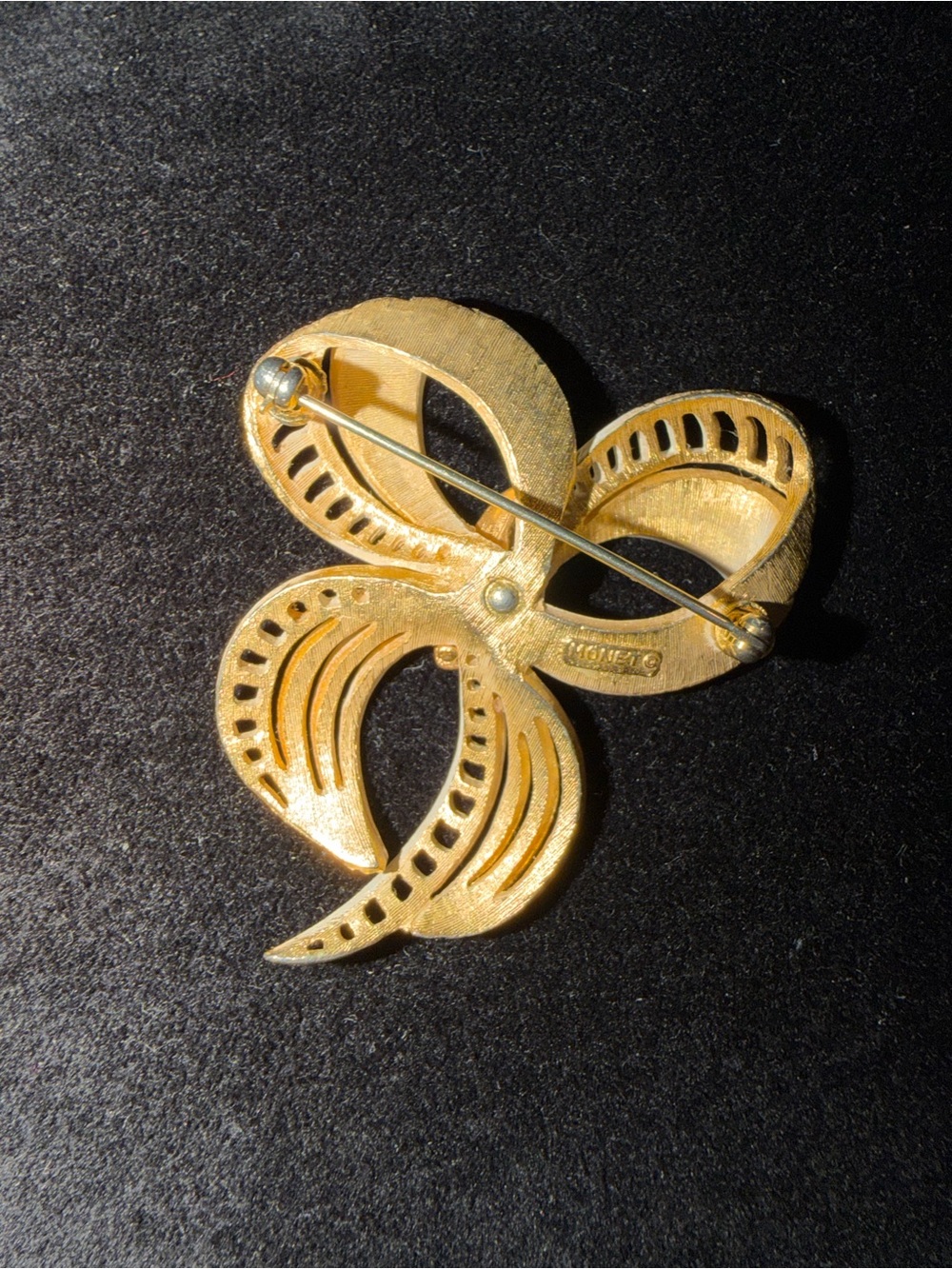 Vintage Monet Ivory Enamel Gold Tone Sculptural Bow Brooch Pin 2” - Picture 2 of 8